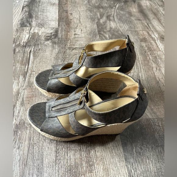 Michael Kors Stylish Women's Zipper Sandals - Picture 2 of 7